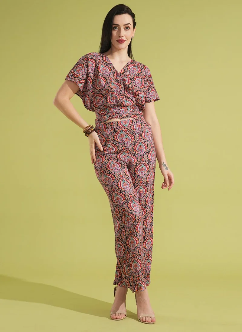 جلو باص طقم نسائي بلوزة بياقة على شكل حرف  مطبوعة بالزهور مع بنطلون